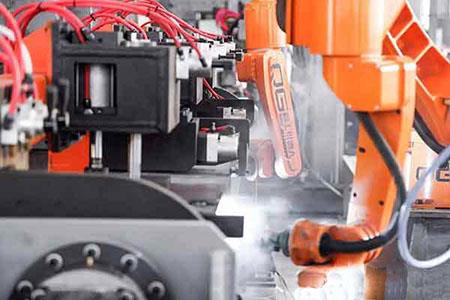 End robot hàn beam sắp được đưa vào sử dụng trên một scale.jpg End beam welding robot is about to put into use on a large scale.jpg